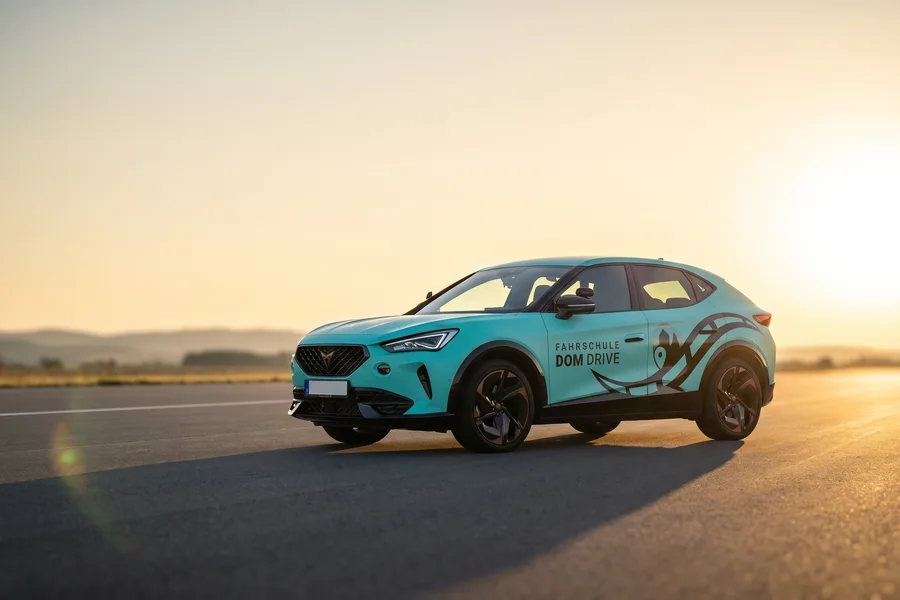 Cupra Tavascan der Fahrschule Dom Drive